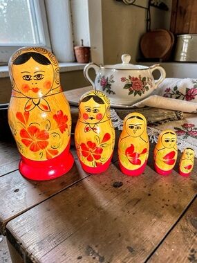 Authentic Vintage Matryoshka Russian Nesting Dolls Set of 5 dolls Made In USSR
